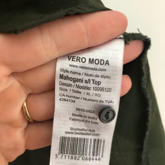 Sleeveless Blouse - Picture 5 of 5